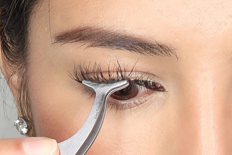 easy way to apply false eyelashes